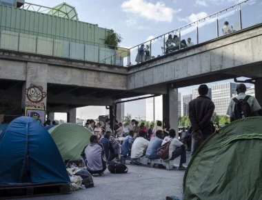 Σκάνδαλο αποκαλύπτει η Politico: Η γαλλική αστυνομία ρίχνει ξύλο στους μετανάστες και τους στέλνει στην Ιταλία!